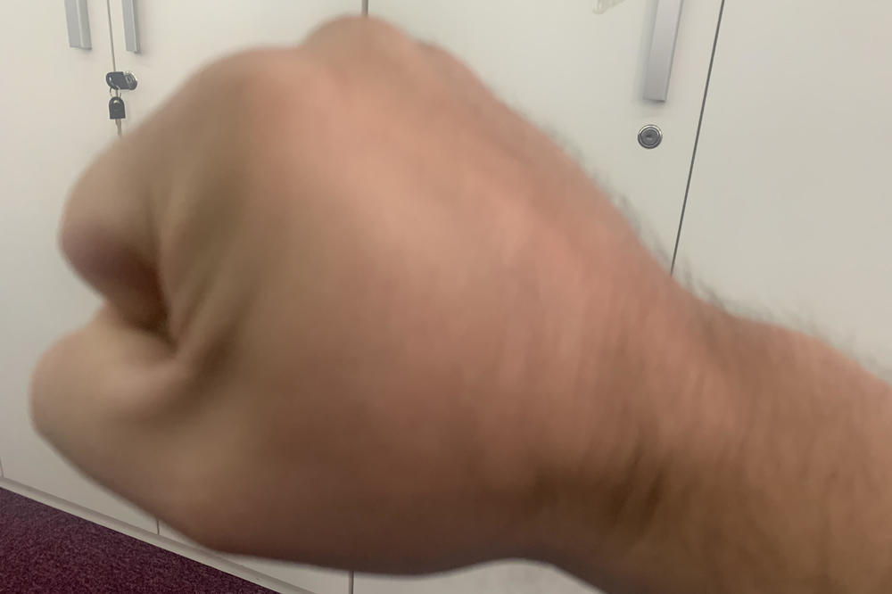 MANIJAK SLAO OGAVNE PORUKE ĆERKICI (12) SRPSKOG POLICAJCA: On ga pronašao i UNIŠTIO GA OD BATINA!!!