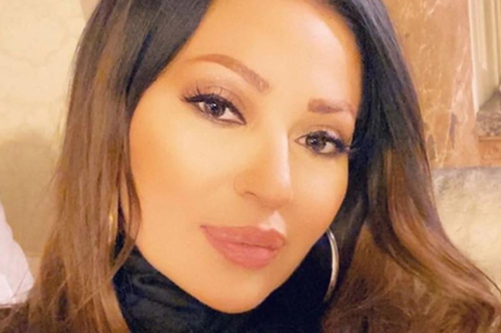 PEVAČICA BI OVU FOTKU ZAPALILA DA MOŽE:Golišava Ceca u brusu i gaćicama drži NJEGA U KAVEZU, dok je ON GLADNO GLEDA