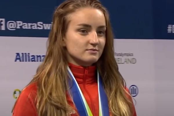 SLEPA PLIVAČICA SE SLIKALA ZA PLEJBOJ: Vidi svega 3%, ali to je nije sprečilo da pokaže svoje zgodno telo!