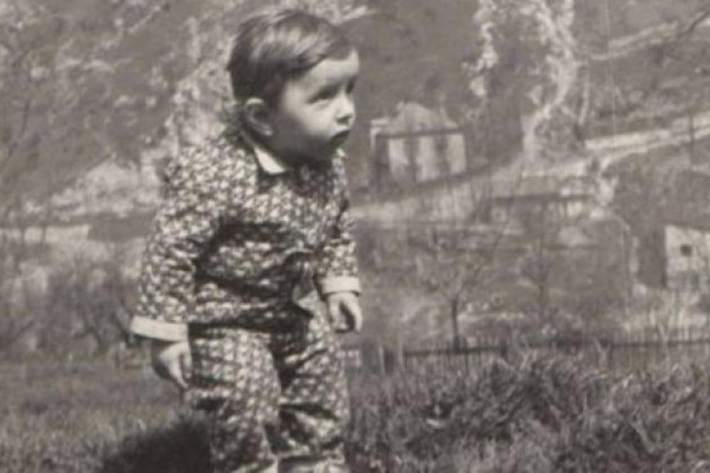 DEČAK SA FOTKE JE MNOGO POZNAT I DANAS IMA 58 GODINA! Svi znamo i njega i njegove pesme