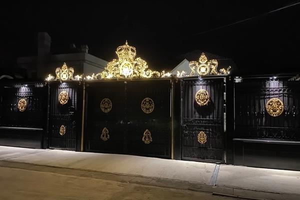 U OVU SVETLEĆU KAPIJU U VRŠCU LJUDI GLEDAJU U ČUDU Lavovi su prošlost, ovo se vidi iz svemira!