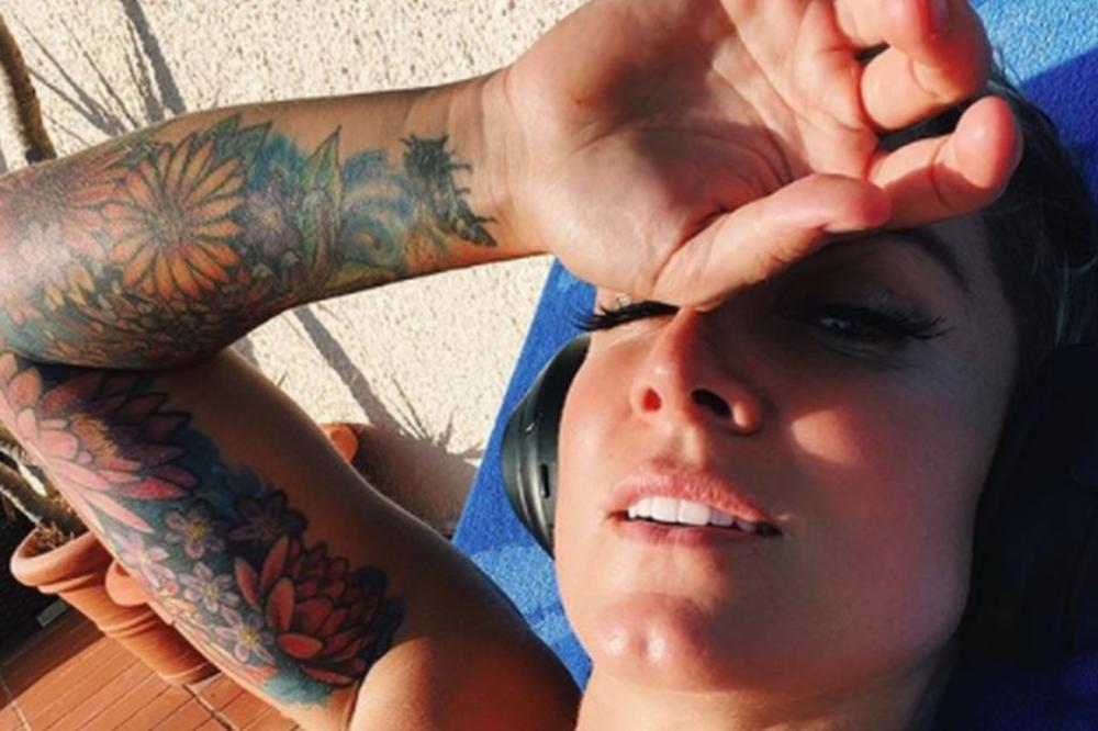 ISPALA JOJ... TENISERKA OBJAVILA GOLU SLIKU IZ KARANTINA: Nismo znali da za test na Covid mora da se bude u toplesu