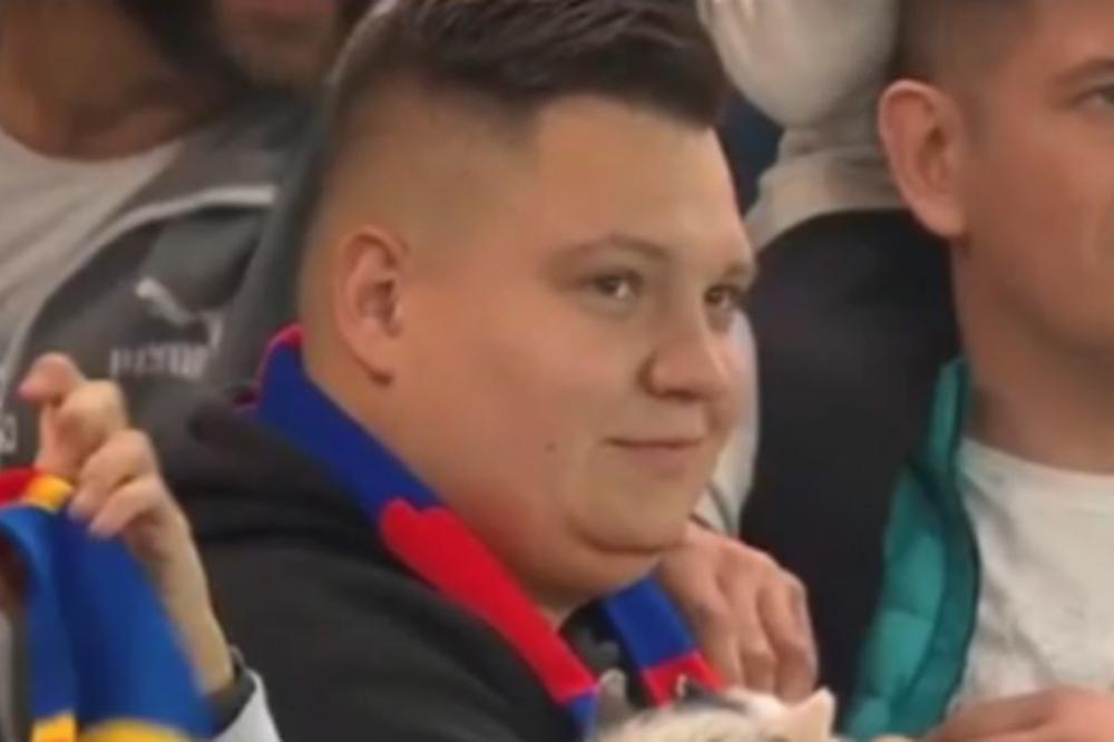 DOVEO PRASE NA DERBI: Ne, ne šalimo se! Svi su zanemeli kad su u TV prenosu videli šta drži u rukama!