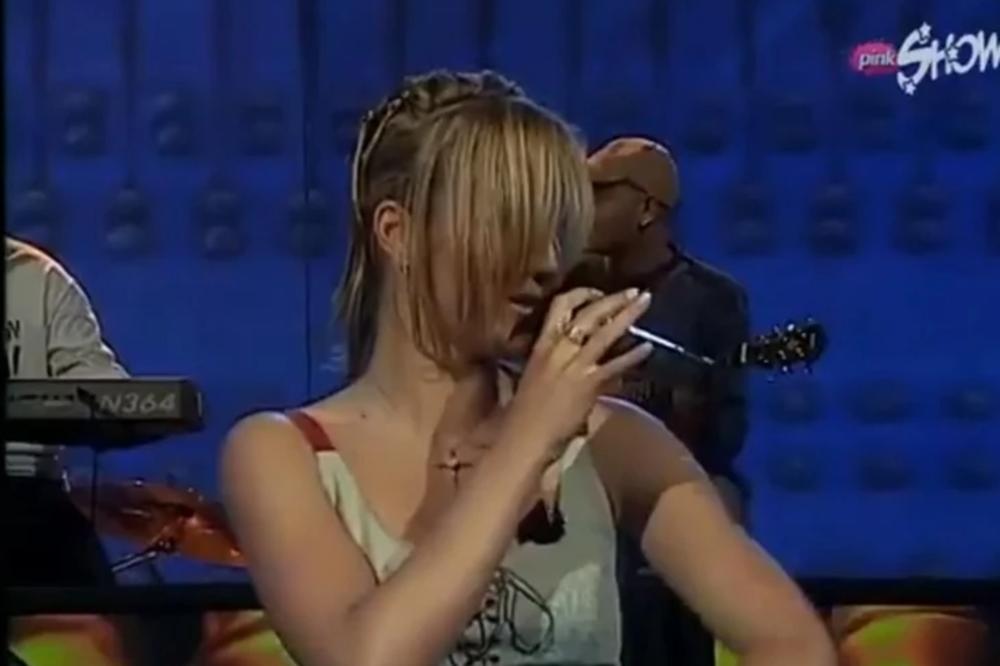 ŽARILA I PALILA SCENOM I NESTALA POZNATA PEVAČICA IVA! Napravila haos i pometnju, a evo gde je sada!