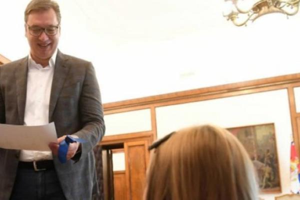 VUČIĆ DOBIJA NOVU SAVETNICU? Zove se Mina, i donela mu je jedan poseban POKLON! (FOTO)