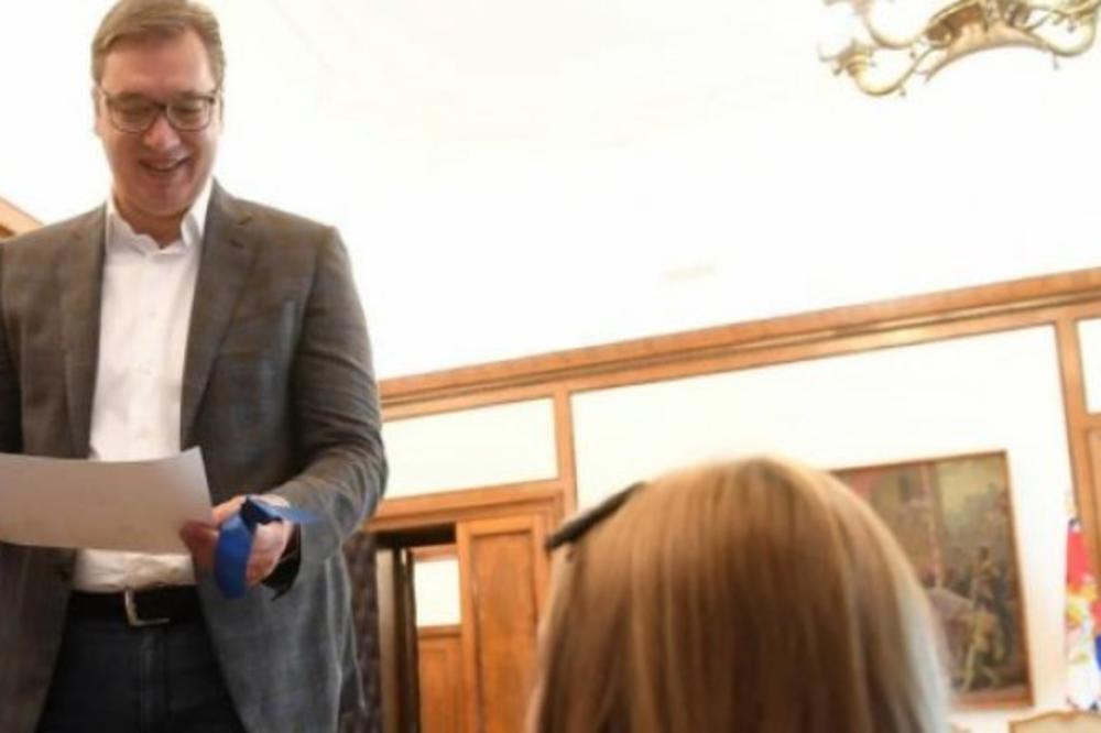 VUČIĆ DOBIJA NOVU SAVETNICU? Zove se Mina, i donela mu je jedan poseban POKLON! (FOTO)