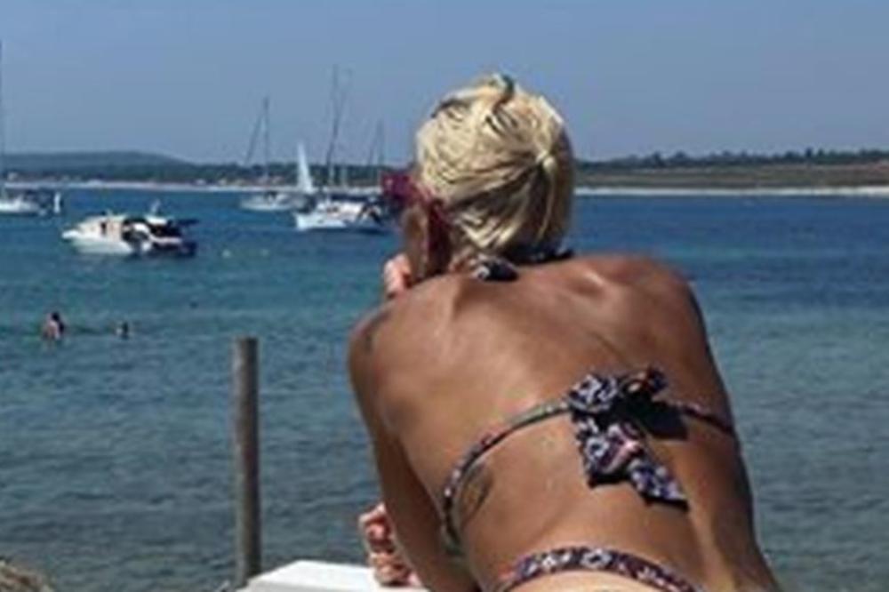 SRBIJA IMA NAJS**SI SELEKTORKU NA SVETU: Vrele slike s plaže, provokativne poze, tetovaže! Klinke plaču od zavisti!