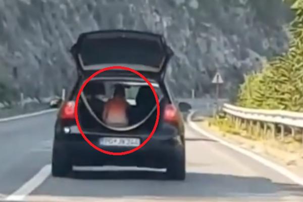 LIK VOZIO DETE U OTVORENOM GEPEKU I POD NENORMALNOM BRZINOM, LJUDI NA PUTU SE KRSTE! Ladno je ovo uradio! (VIDEO)