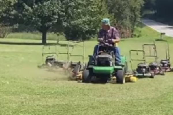 Kako se niko dosad nije setio ovoga? Pronađen revolucionaran način za KOŠENJE trave (VIDEO)