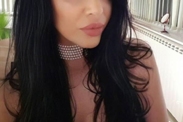 TINA IVANOVIĆ IZVADILA SILIKON IZ GRUDI I POKAZALA PRIRODNI DEKOLTE: Niko ne veruje dok gleda, bile su baš velike