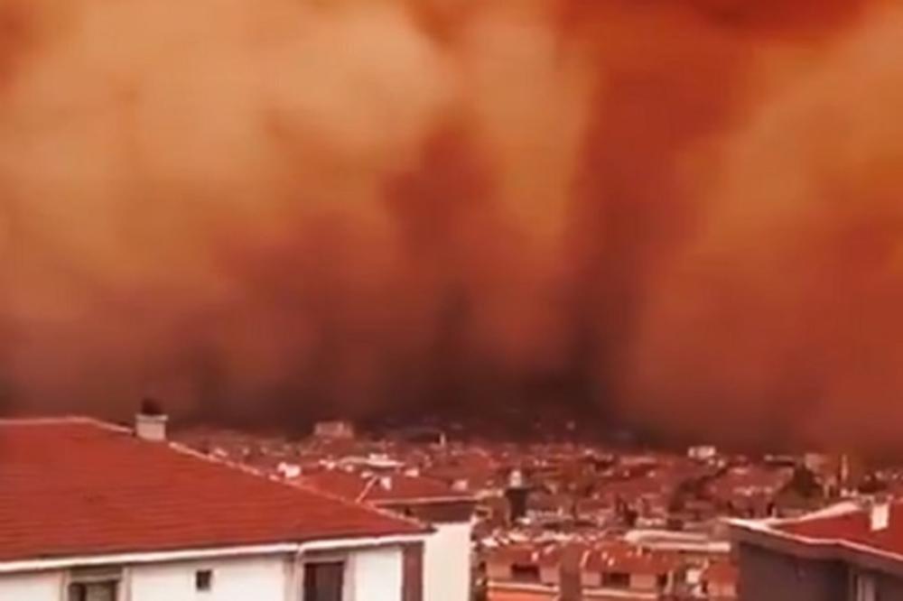 SAMO JE OVO FALILO: Snažna peščana oluja progutala Ankaru, krovovi leteli na sve strane (VIDEO)