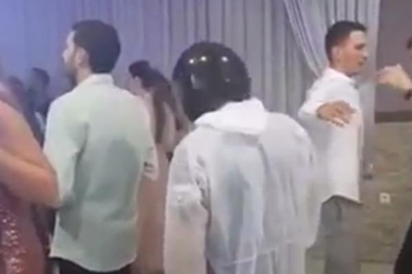 NAJJAČA SCENA SA HERCEGOVAČKE SVADBE IKADA: Pogledajte samo kako se ovaj svat štitio od korone (FOTO)