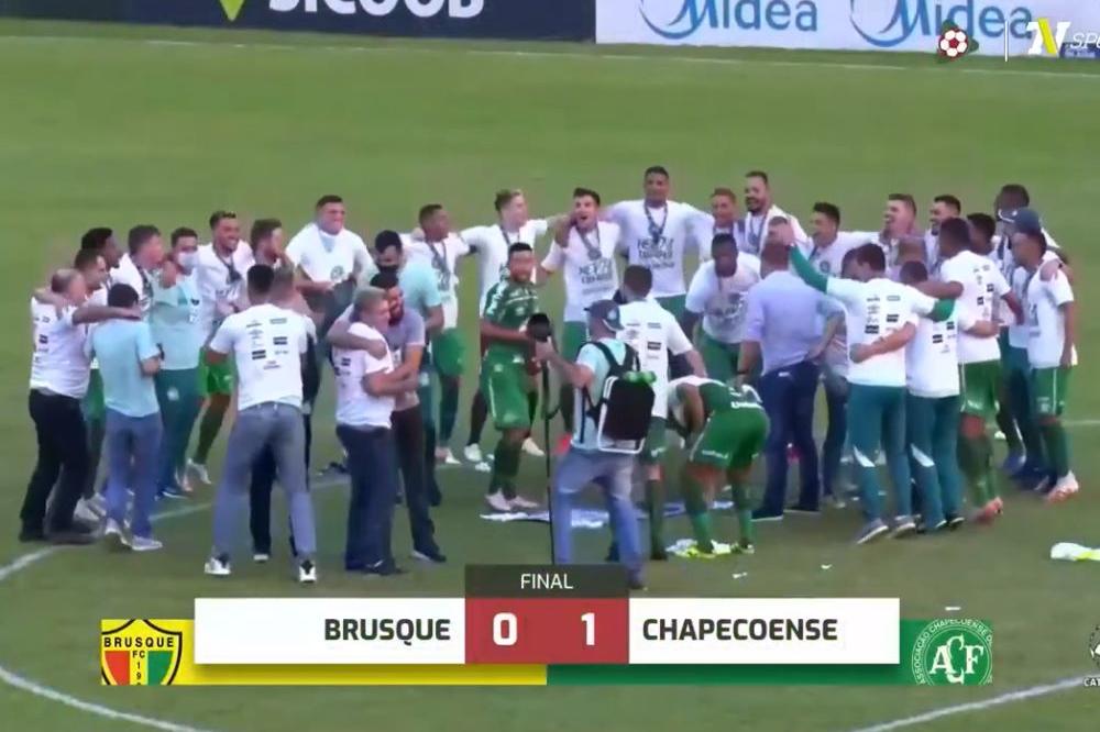 4 GODINE POSLE NESREĆE ŠAPEKOENSE JE OSVOJIO TITULU: Kapiten koji je preživeo pad aviona u suzama podigao trofej!