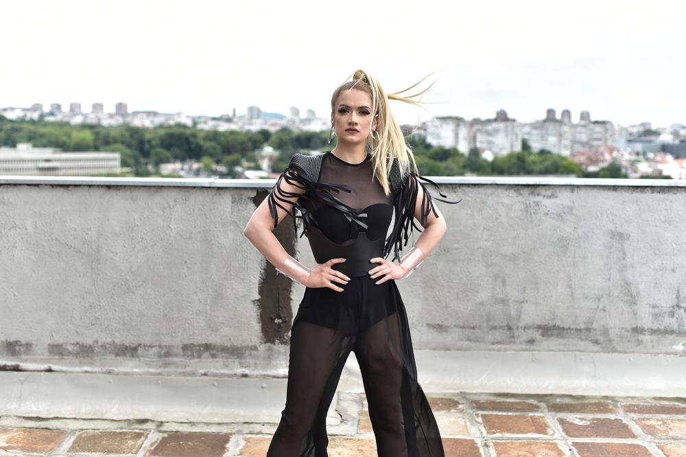 RASKINULA VERIDBU, OBJAVILA PESMU I IZGLEDA NIKAD BOLJE