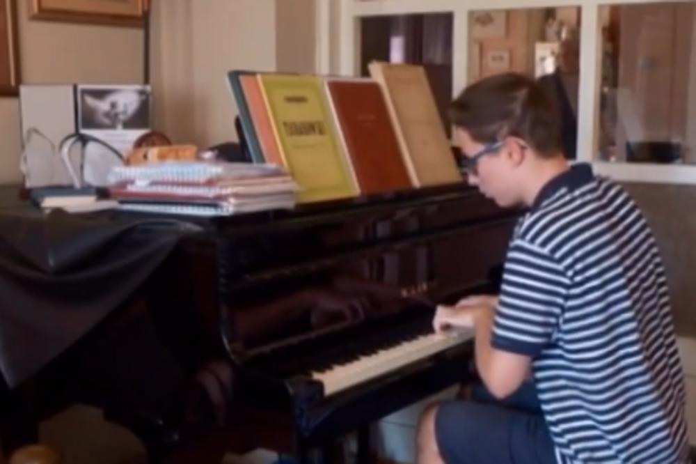 SRPSKOG NAJBOLJEG PIJANISTU I STUDENTA KOMŠIJE PRIJAVILE JER SVIRA KLAVIRA: Siroti Vladimir završio NA SUDU