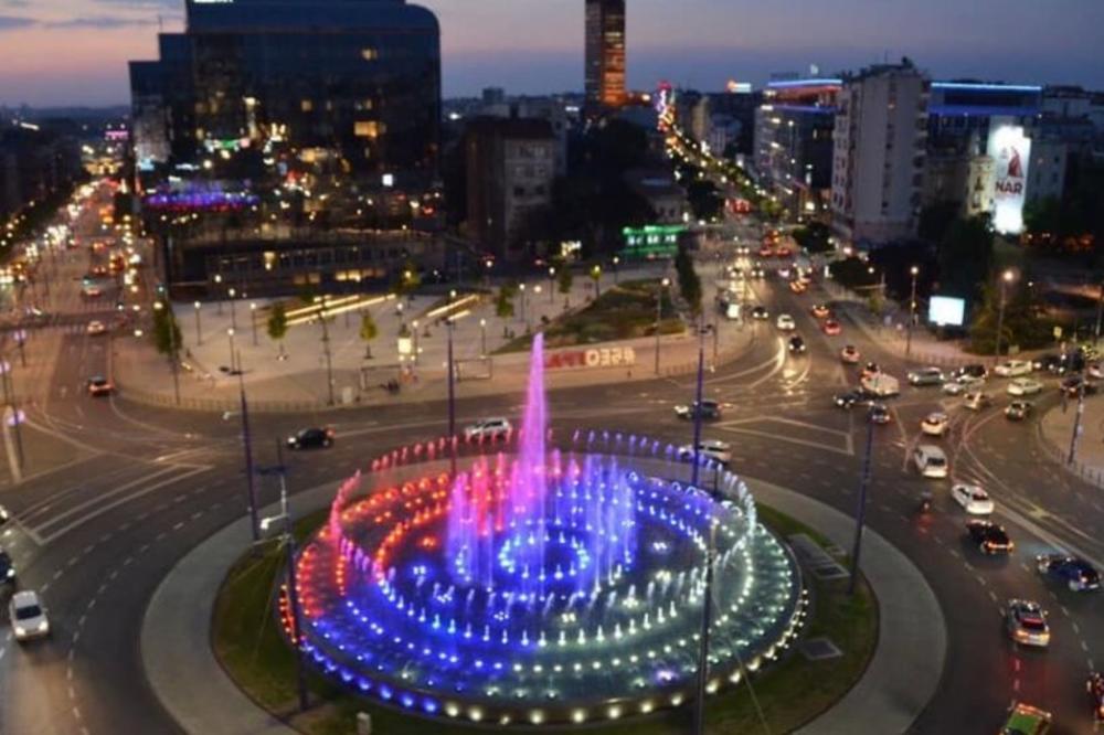 OVAKO BEOGRAD OBELEŽAVA DAN SRPSKOG JEDINSTVA: Fontana na Slaviji u bojama srpske zastave (FOTO)