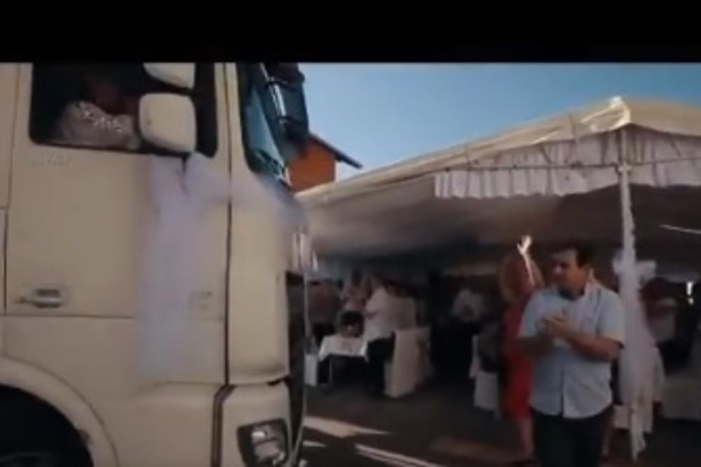 NAŠA PEVAČICA DOŠLA KAMIONOM NA SVADBU: Ovo je najsmešnija stvar koju ćete videti DANAS (VIDEO)