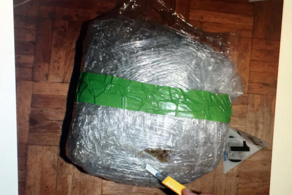 SRPSKI POLICAJCI SU U STANU U BEOGRADU ZATEKLI OVU KESU SA ZELENOM TRAKOM: Kad su je otvorili - ŠOK!!!