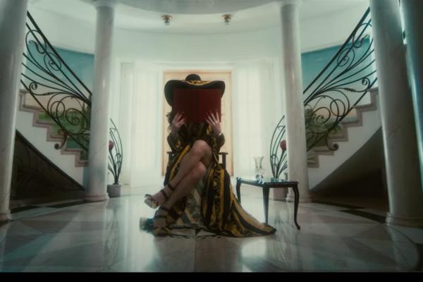 TRANSRODNA PEVAČICA NAPRAVILA HAOS NA SNIMANJU SPOTA U SRBIJI! Zadovoljila manekena, ostali bili u šoku!