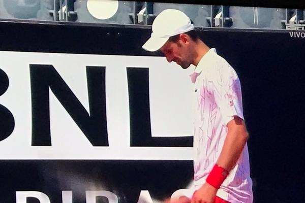 ZBOG OVOGA SVI VOLE NOVAKA ĐOKOVIĆA: Usred meča sa Karuzom ponovo je pokazao kakva je to sportska veličina! (FOTO)