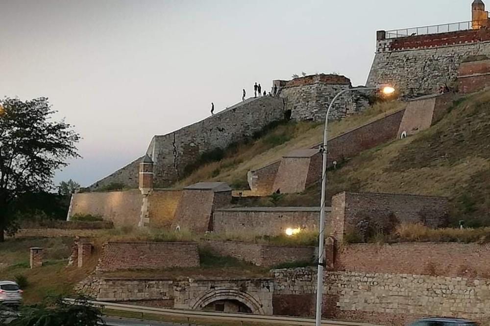 Žena pala sa zidina na Kalemegdanu!