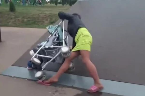 SKOČIO SA ZGRADE, PA UBIO BEBU U KOLICIMA: Jeziva SCENA, majka sve GLEDALA i nije mogla ništa da UČINI!