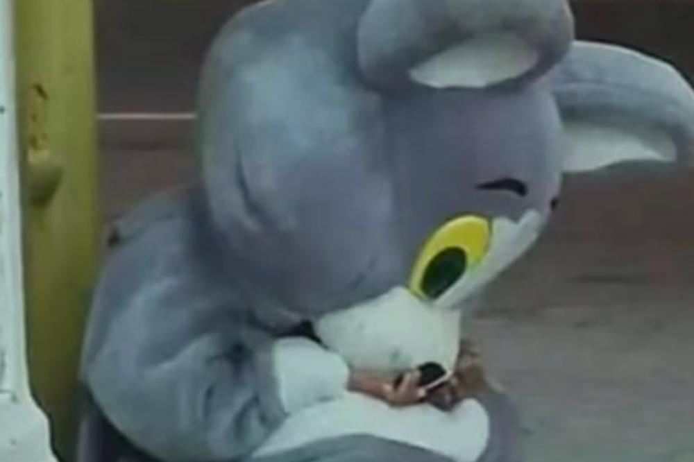 NA MASKOTU NIKO NIJE OBRAĆAO PAŽNJU: Kad se završila smena radnik je skinuo masku, A SVI SU BRIZNULI U PLAČ