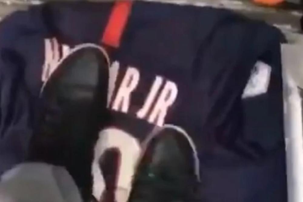 RAT SE NASTAVLJA: Nejmarov dres u Marseju služi kao otirač!