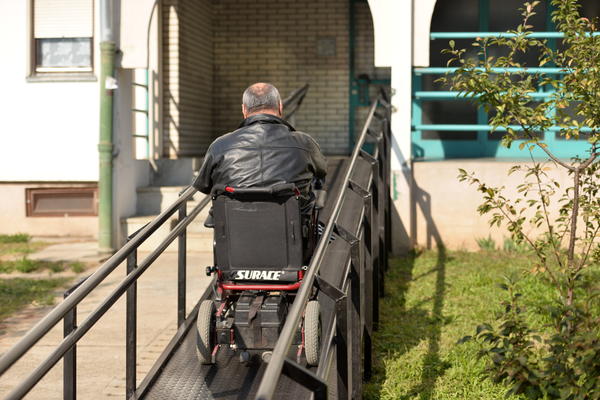 BEOGRAD BEZ BARIJERA: "Gradsko stambeno" za 5 godina otvorilo više od 500 rampi za osobe sa invaliditetom