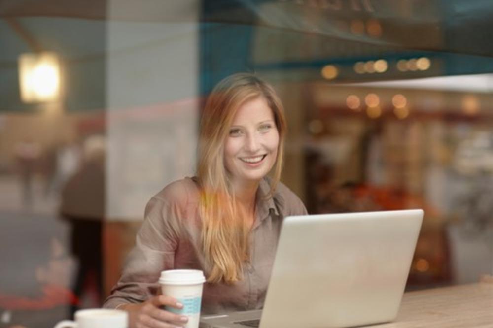 POZNATA VODITELJKA 2 GODINE TAJNO SNIMALA SVOJU INTIMU SA DEČKOM: Njegova REAKCIJA je ŠOKANTNA!