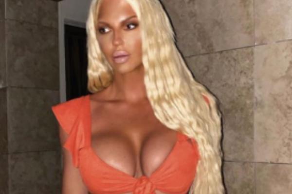 DIGLA NOGE UVIS, MAČKICA U PRVOM PLANU! Karleuša POZIRALA ispred novogodišnje jelke, PRIZOR je NEZABORAVAN! (FOTO)