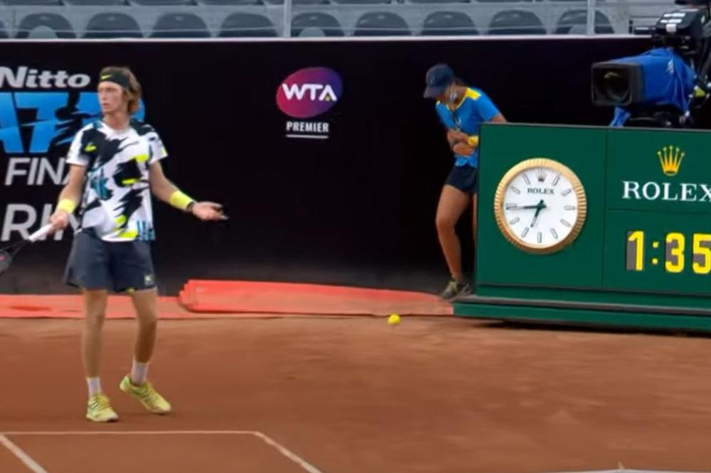 Teniser pogodio lopticom devojčicu u stomak!