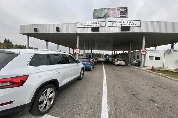 NA GRANIČNOM PRELAZU SRBIJE I CRNE GORE HAOS: Srbi pohrlili da stignu pre 18 časova (FOTO)