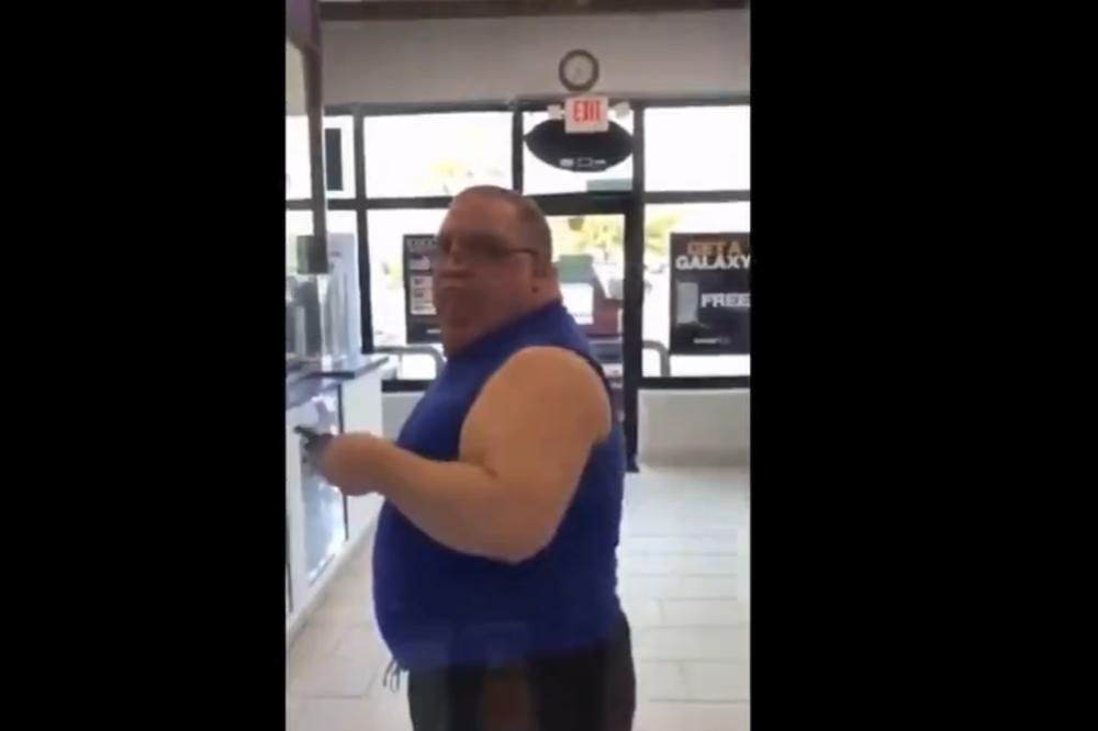 OVAJ ČOVEK STVARNO POSTOJI: Iako izgleda kao ZLIKOVAC IZ CRTAĆA, mnogo je GADAN kad se iznervira! (VIDEO)