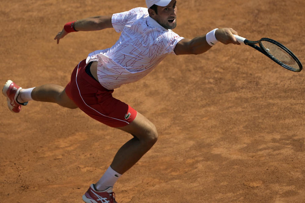 Đoković odmah u prvom gemu protiv Krajinovića morao da se izvinjava!