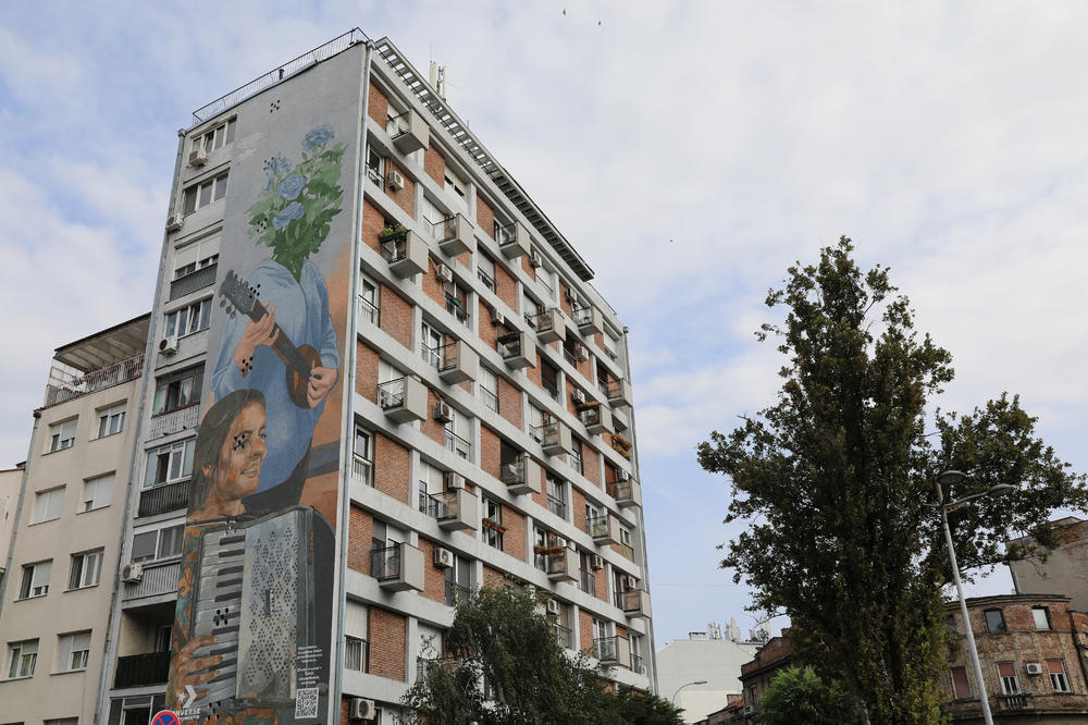 SRAMOTA, OVDE PROLAZE I DECA! Presmešna fotografija drveta u negližeu kruži internetom! (FOTO)