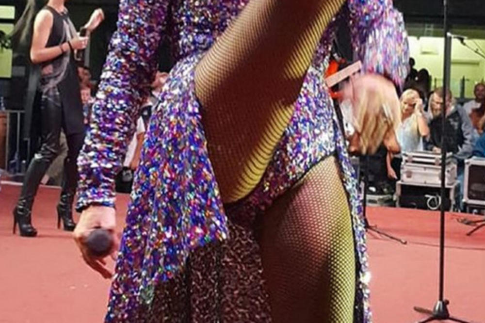 NAŠA PEVAČICA JE SA 60 GODINA PODIGLA NOGU I SVE JE BLJESNULO: Kad vidite o kome se radi puno ćete se iznenaditi