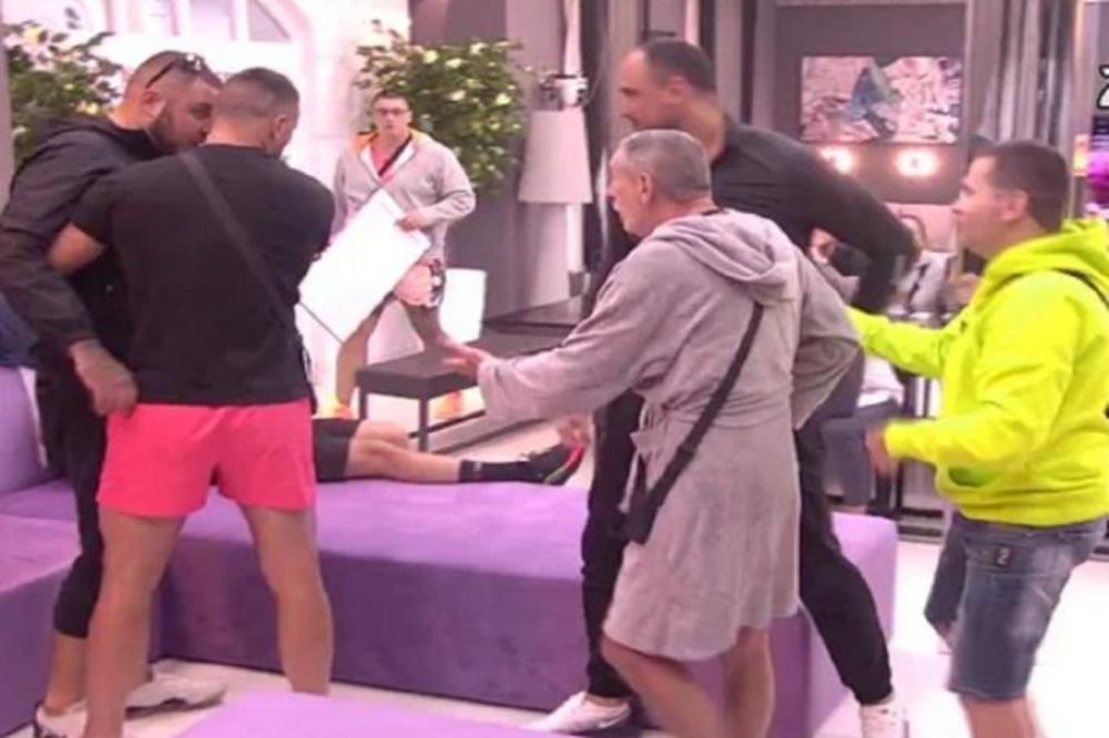 VELIKI SKANDAL U ZADRUZI, ZAMALO DA SE POUBIJAJU, POLETELA I FLAŠA! J*baću te kao dr*lju - psuju, hoće da se tuku!