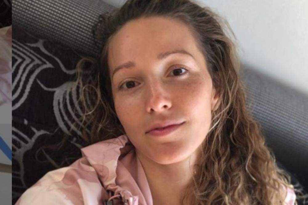 JELENA ĐOKOVIĆ SE UVUKLA U USKE CRNE HELANKE PA SVIMA POKAZALA ŠTA ZNA: Spustila se do zemlje pa krenula AKCIJU!