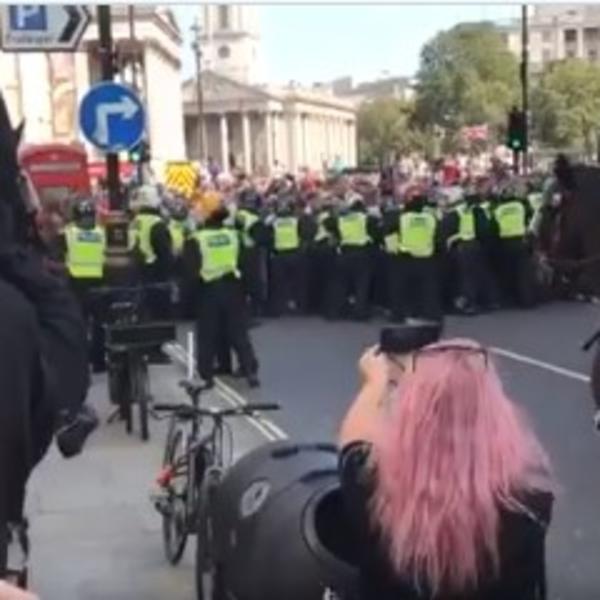 KRVAVI SUKOBI U CENTRU GRADA! Neviđena MAKLJAŽA, razbijene GLAVE, policija na KONJIMA! (VIDEO)