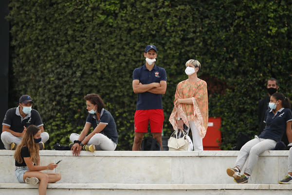 ĐOKOVIĆ USLIKAN S MISTERIOZNOM PLAVUŠOM POSLE MEČA: Ko je dama s kojom je Novak bio u rimskom kompleksu?!