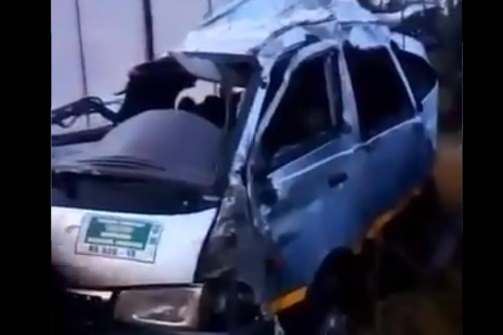 NAJNOVIJA VEST: Poginulo 8 fudbalera nakon što je autobus sleteo u reku - jezive scene sa lica mesta! (VIDEO)