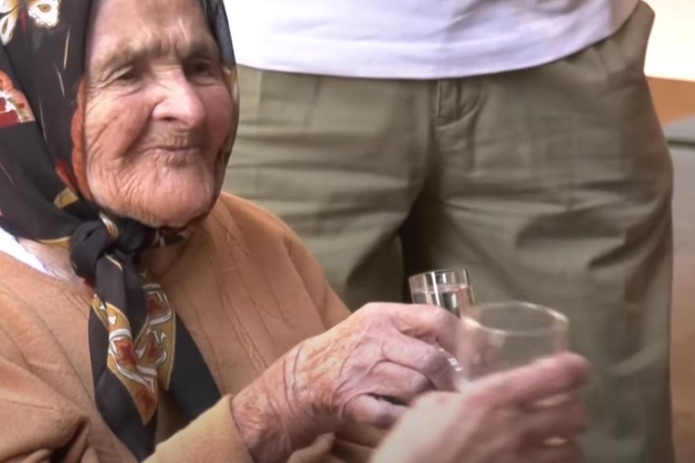 RADA JOVANOVIĆ JE PROSLAVILA 100. ROĐENDAN: Bili trubači, orkestar, a tortu joj predali čukununuka i čukununuk!