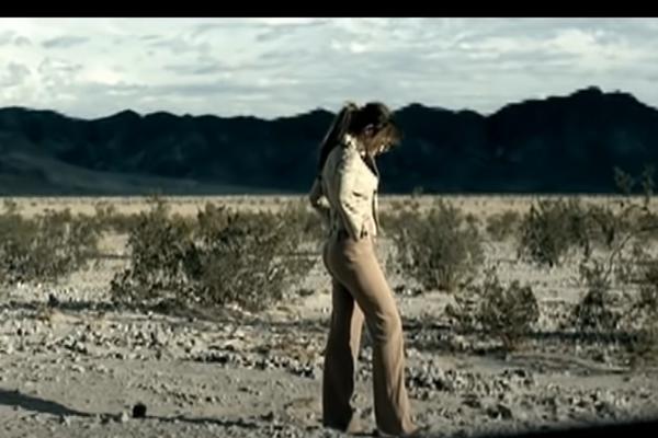 ČUVENA DŽEPNA VENERA SE SKINULA U PETOJ DECENIJI: Pevačica je ovom FOTKOM ostavila sve BEZ REČI! (FOTO)