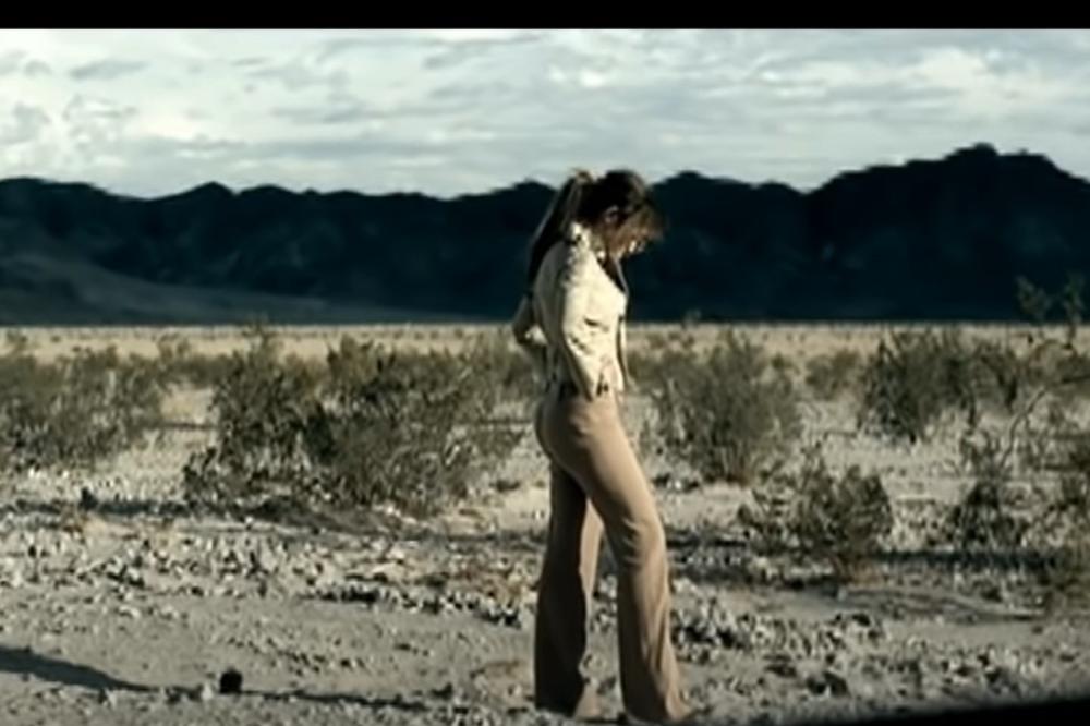 ČUVENA DŽEPNA VENERA SE SKINULA U PETOJ DECENIJI: Pevačica je ovom FOTKOM ostavila sve BEZ REČI! (FOTO)