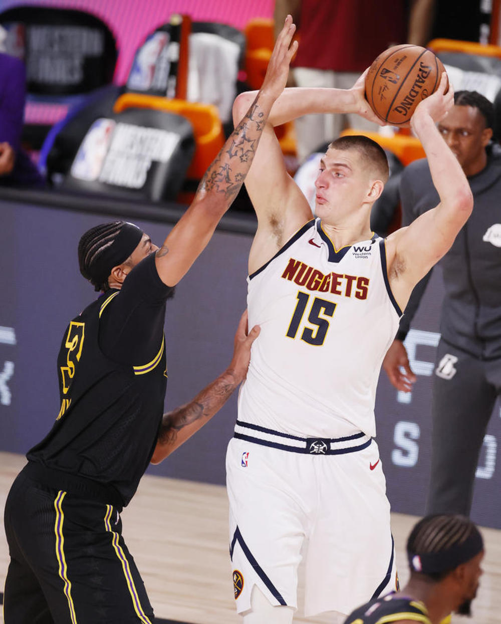 Nikola Jokić, Entoni Dejvis