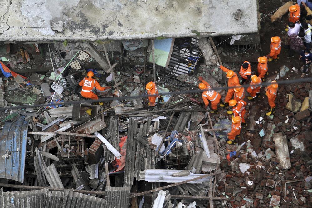 STRAVIČNA TRAGEDIJA, ZATRPANO 26 PORODICA: Najmanje 10 mrtvih u rušenju zgrade u Indiji!