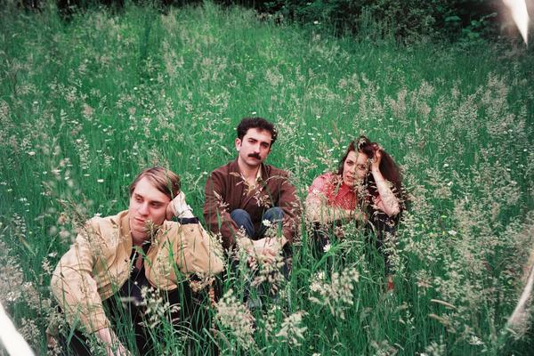 SLOVENAČKI post new wave bend LELEE koji peva na makedonskom, slovenačkom i srpskom ima novi singl IZVAN SEBE