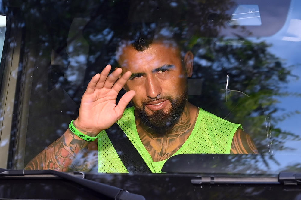 VIDAL SE VRATIO U SERIJU A: Stigao je u Milano - još lekarski pregledi ga dele od nove saradnje sa starim trenerom!