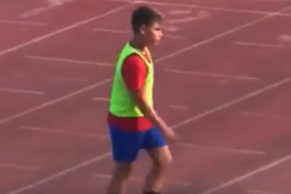 NEKO BI MU ZBOG OVOGA OPALIO ĆUŠKU: Mali skupljač lopti iznervirao igrača samo jednim potezom, pa mirno odšetao!